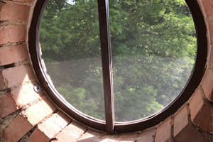 Chambre Belvédère - une des 4 fenêtres "oeil de boeuf" avec vue sur le parc