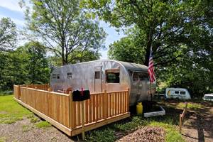 camping-la-perle-creuse-caravaneUS-Hollywood-2personnes-extérieur2
