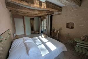 chambre-verdoyante-saisonnee-poutres-apparentes-lumiere-nature-centres-aveyron