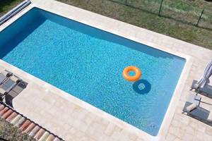 grande-piscine-privée-baignade-domaine-salamandre-lauzerte-quercy-blanc