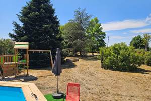 Le Quai d'Neuf — Gîte de groupe en Creuse (15 personnes) - Aperçu espace piscine, aire de jeux et jardin