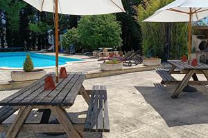 Tables extérieures devant piscine