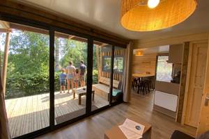Salon avec vue sur la terrasse couverte