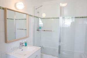 salle de bain-essentielle-baignoire- étage- hotel-spa-arradon-bretagne sud