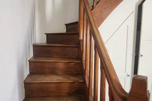 Escalier de la cuisine montant à l'étage(pour les chambres)