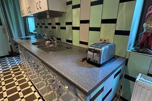 Les murs de la cuisine revêtus de verre, oun plutôt de Marbrite