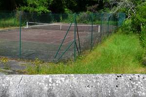 le tennis face à l'entrée du moulin