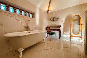 Baignoire et coiffeuse