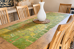 "Dans la maison d'hôtes, une grande table conviviale oû se retrouver et partager."
