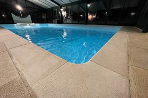 Grande piscine couverte éclairée le soir
