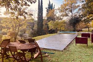 Le Domaine Sainte Raffine, la piscine en automne