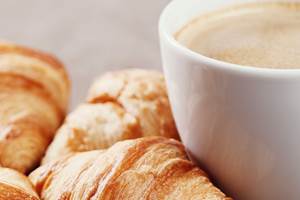 croissants-tasse-cafe-compressed