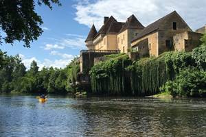 château de losse avec canoë family