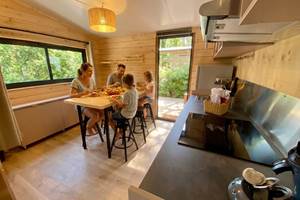 Coin repas avec son mange debout