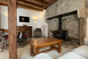 Coin canapé et TV connectée - Gîtes Vassivière Le Fer A Cheval