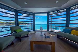 salon-interieur-vue-mer-panoramique-vacances-trois-ilets-martinique-anse-mitan