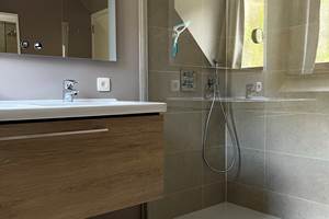 Salle de bain, double évier ,douche à l’Italienne, miroir éclairant anti buée