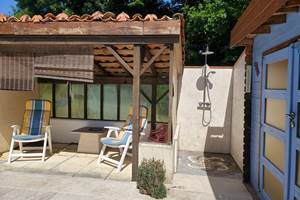 Gîte La Marteille - Douche au bord de la piscine