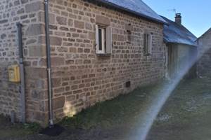 Derrière gite - parking - gite 12 personnes faux la montagne creuse