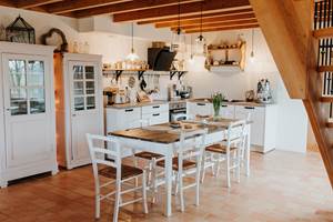 Gîte de charme La Grange, cuisine et table de repas
