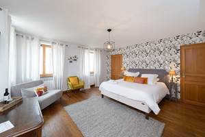 Maison de Jean, chambres d'hôtes de charme en Blaye Côtes de Bordeaux , Château Haut Bourcier chambre spacieuse