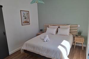 Chambre double du gîte Le Pressoir à Montblanc, décor chaleureux et apaisant.