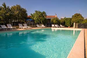 Piscine face gîtes