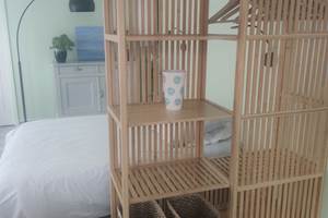 Chambre au style naturel et épuré Lit double, mobilier en bois clair et ambiance douce : parfait pour un séjour reposant au cœur de La Flotte.
