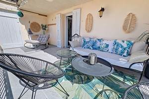 Terrasse ensoleillée, décorée dans un esprit bohème chic.