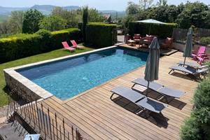 Vue piscine et terrasse