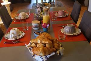 Petit déjeuner dans la grande pièce