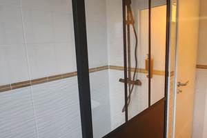 Douche à l'italienne de la salle de bain numéro 1 indépendante.