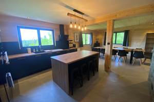 Grande cuisine ouverte sur le salon pour des repas conviviaux