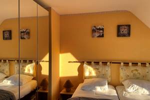 chambre-lit-king-size-vacances-repos-gite-confort-bretagne-sud-morbihan