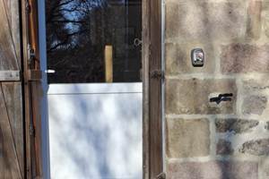 Porte entrée et boite à clé gite 12 personnes faux la montagne creuse