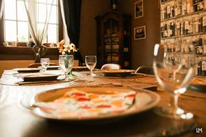 Une salle à manger chaleureuse, avec les jeux de société à portée de main
