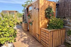 Les sanitaires à 2m du dôme sur la terrasse