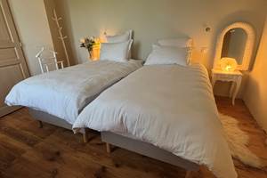 Chambre blanche gîte maison de maître