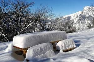 Au chalet les tables de picnic sous la neige