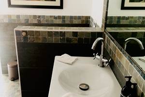 salle de bain avec douchge a l italienne