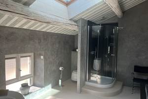 trés grande salle de bain privative avec baignoire et douche