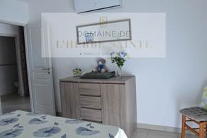 Artémisia Chambre 2 Climatisation et loggia vue sur vignoble et piscine