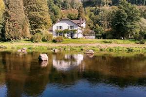 Ecolodge du Moulin: oeveruitzicht - vue de la rive - Uferblick - River bank view