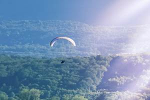 Parapente au-dessus du Manoir du Colombier, gîte 4 étoiles à 1h de Genève