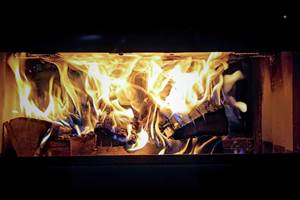 Un bon feu de cheminée au chalet