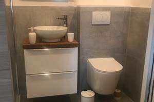 Salle d’eau du studio – Confort et modernité au cœur du village Douche vitrée, vasque design et ambiance zen pour un séjour tout en douceur à La Flotte, Île de Ré.