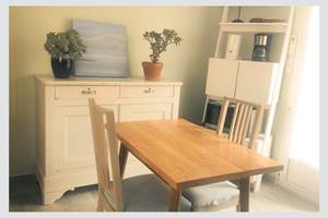 Ambiance douce pour des repas en toute simplicité Ce coin repas intérieur marie confort, clarté et décoration locale, parfait pour savourer chaque instant