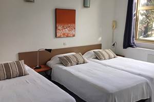 Hotel-les-Bellugues-Chambre Triple 3 lits simples