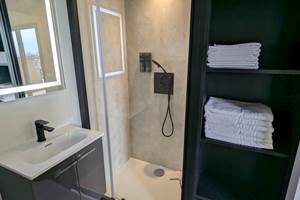 salle-de-bains-avec-douche-spacieuse