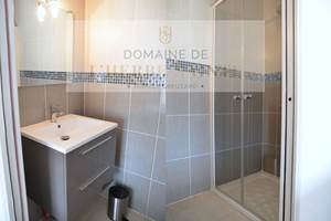 salle d'eau côté loggia terrasse gîte ambroisie